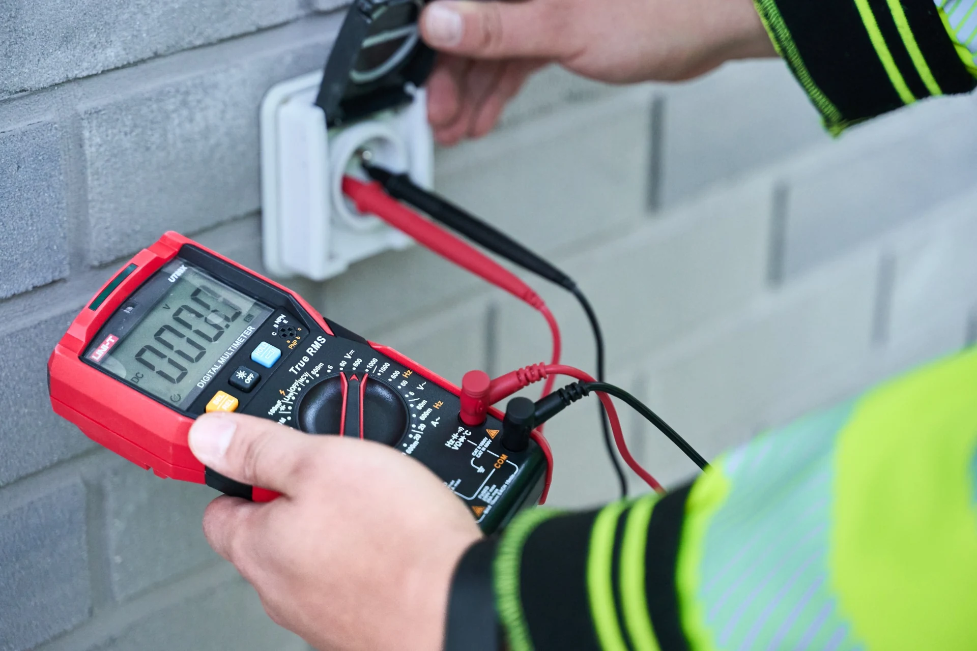 Multimetr podczas sprawdzania dostępnego elementu instalacji